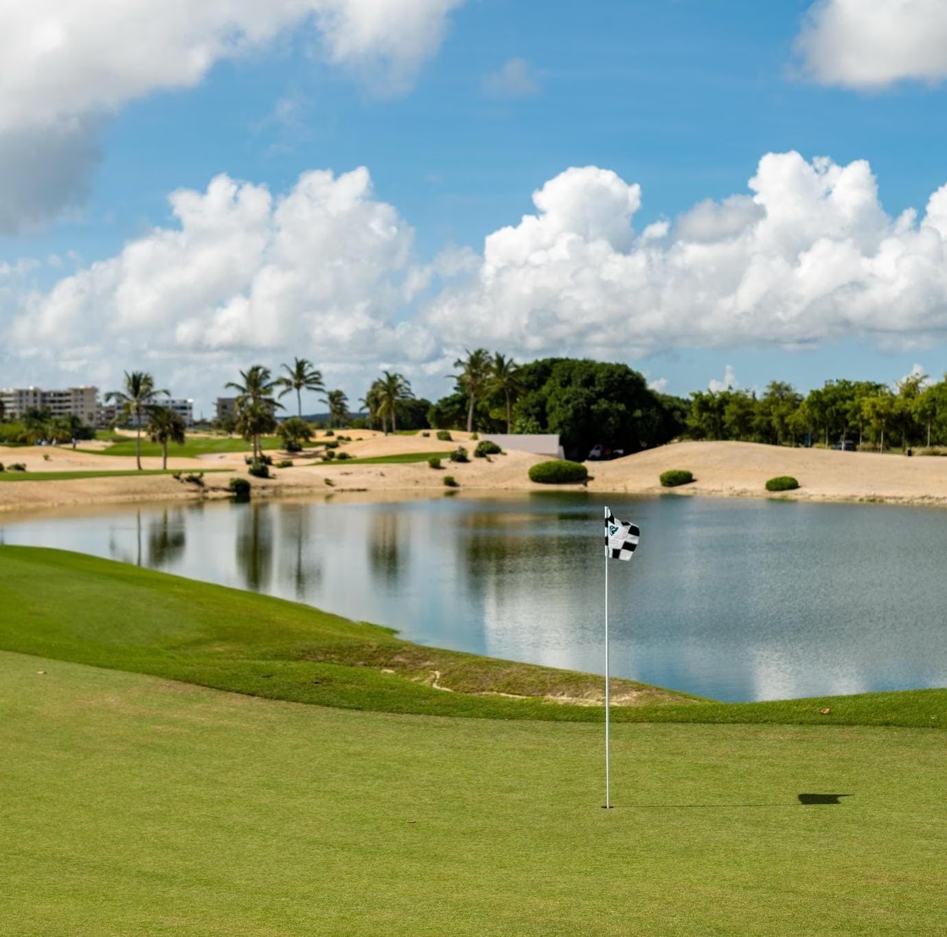 Photographie d'un green au bord de l'un des dix lacs de Las Iguanas, à Cap Cana, le parcours Nicklaus sur lequel Crystal Garden annonce sa façade.