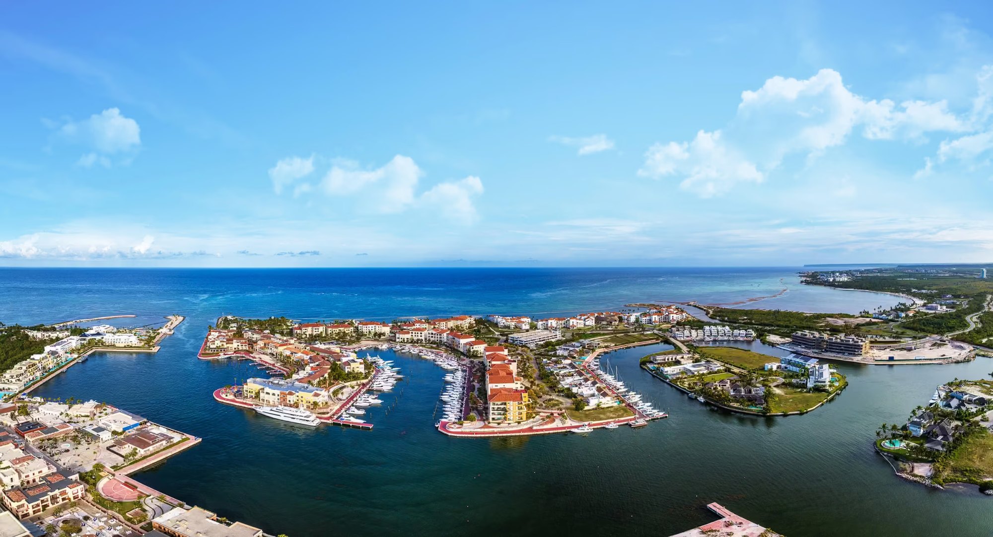 Fotografía aérea de la marina de Cap Cana y sus canales abiertos al mar Caribe, a unas 2,6 millas por carretera de Crystal Garden, en el campo de golf Las Iguanas.